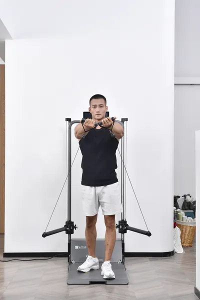 教练使用 GYMAPTUS 训练机进行动作展示