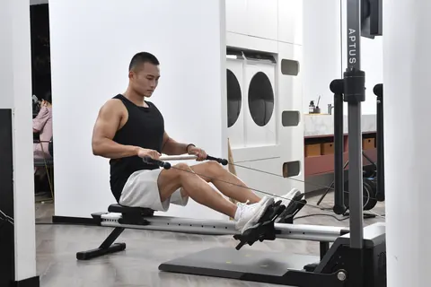 教练使用 GYMAPTUS 训练机进行动作展示